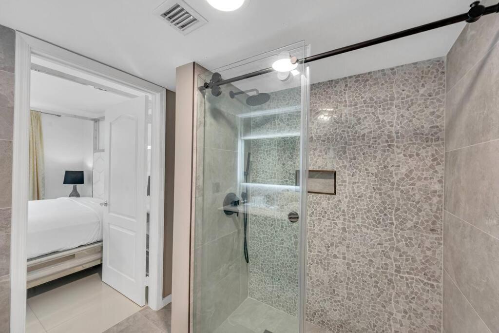 דירות מיאמי Luxurious Private Unit With Parking מראה חיצוני תמונה