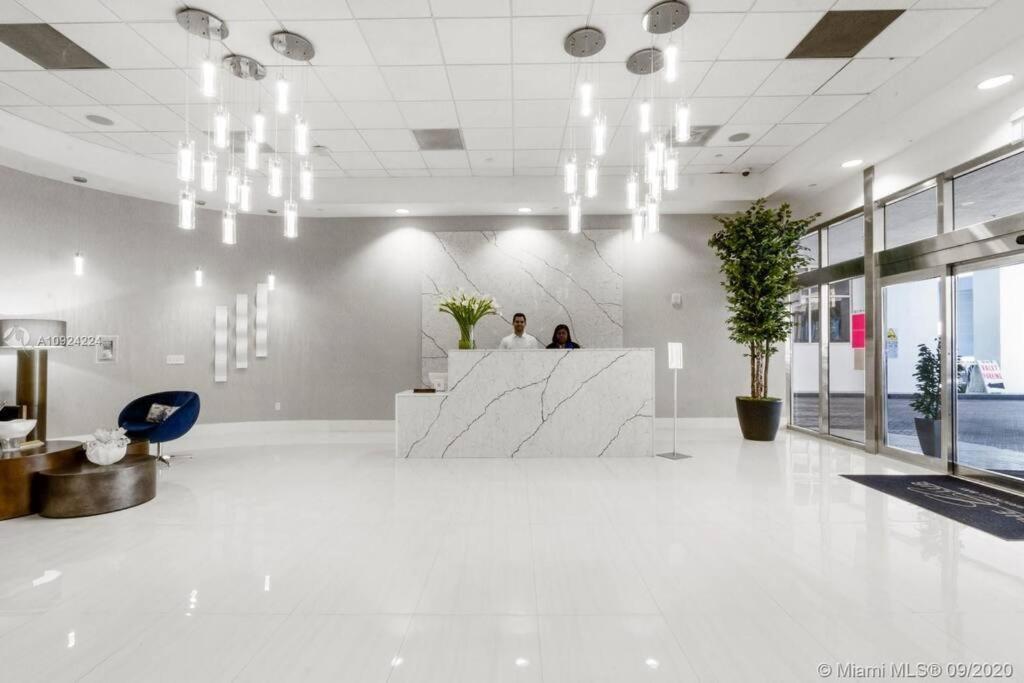 דירות מיאמי Luxurious Private Unit With Parking מראה חיצוני תמונה